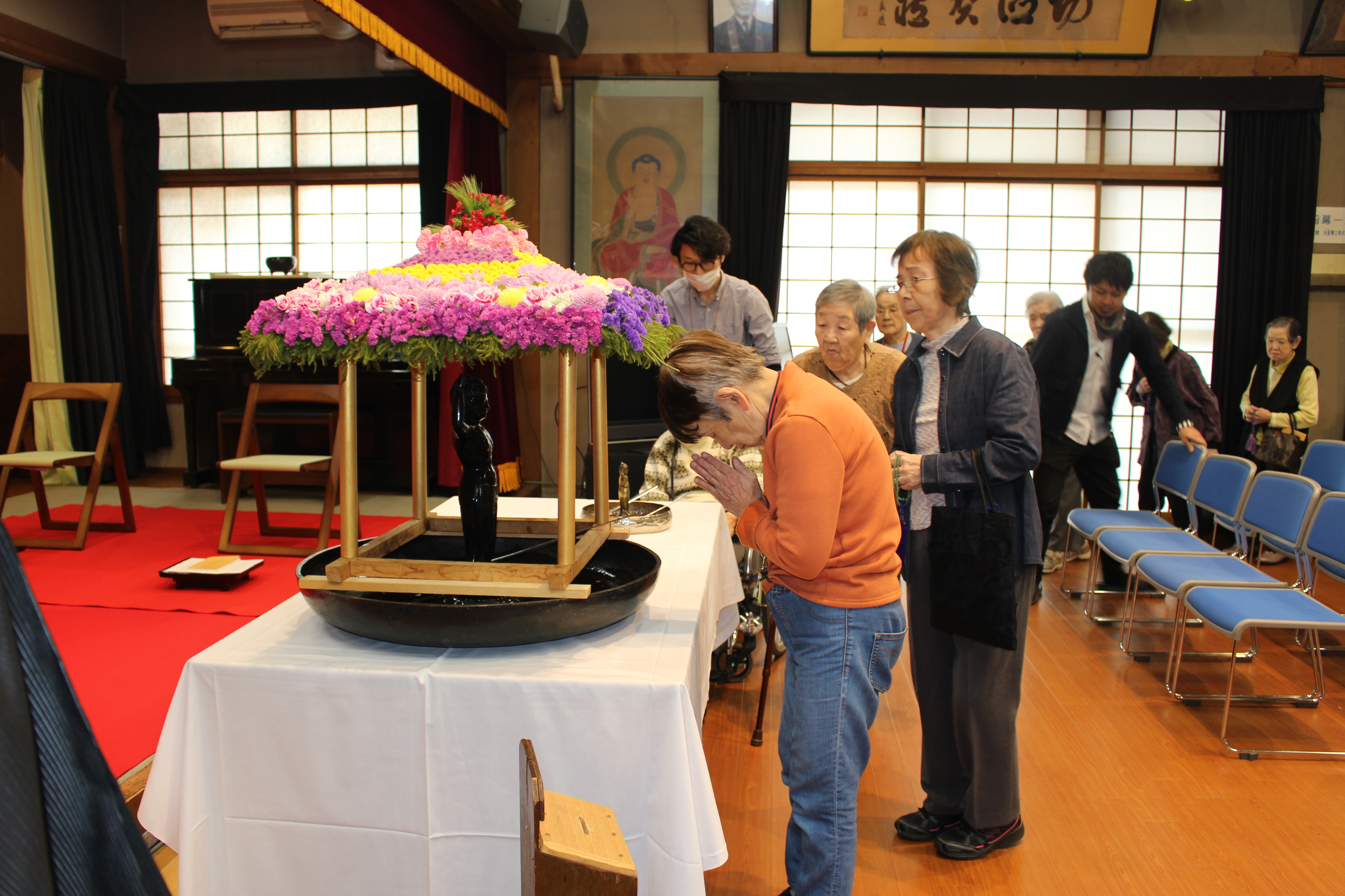 お釈迦様の誕生を祝う 花祭り法要 園内イベント ニュース 社会福祉法人 同和園 ともいきのまちづくり